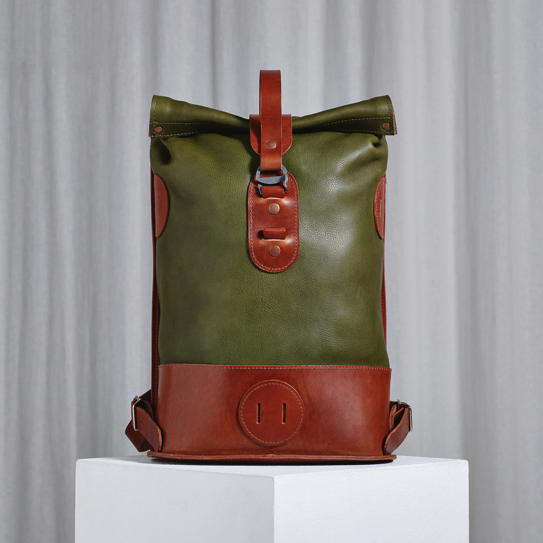 Small Fold Top – Sac à dos en cuir dans Olive & Brown