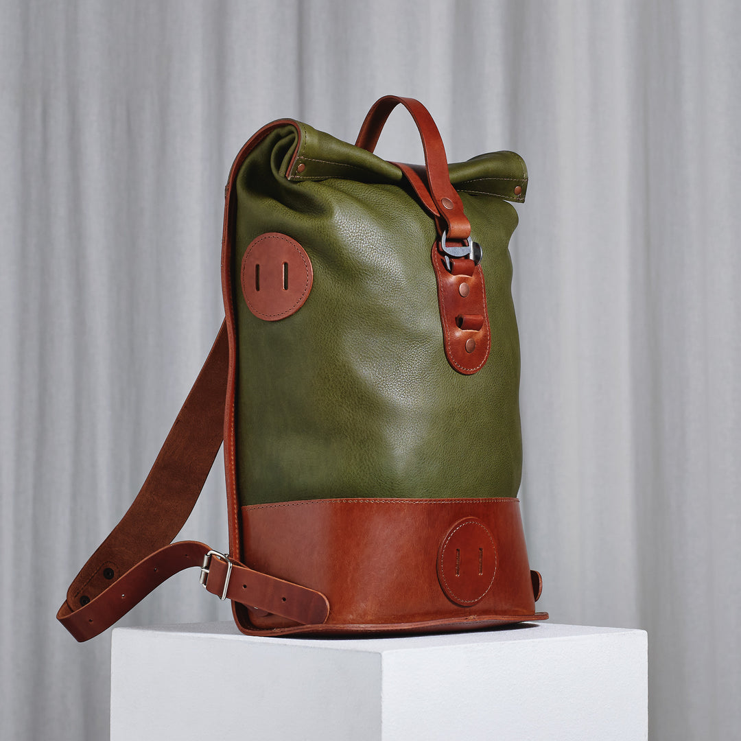 Small Fold Top – Sac à dos en cuir dans Olive & Brown