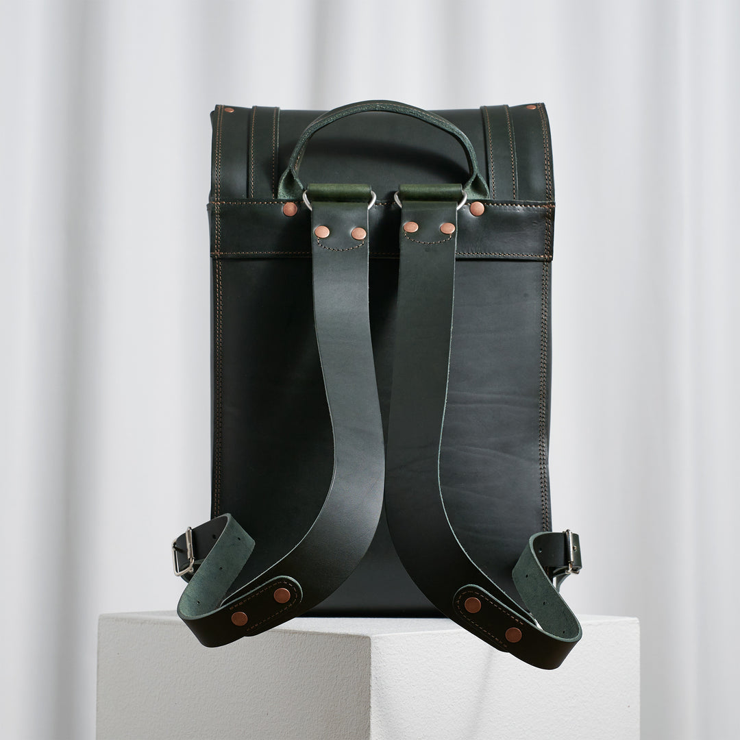 The Large Backpack in Racing Green Leather – For Life. Traveller / Yes