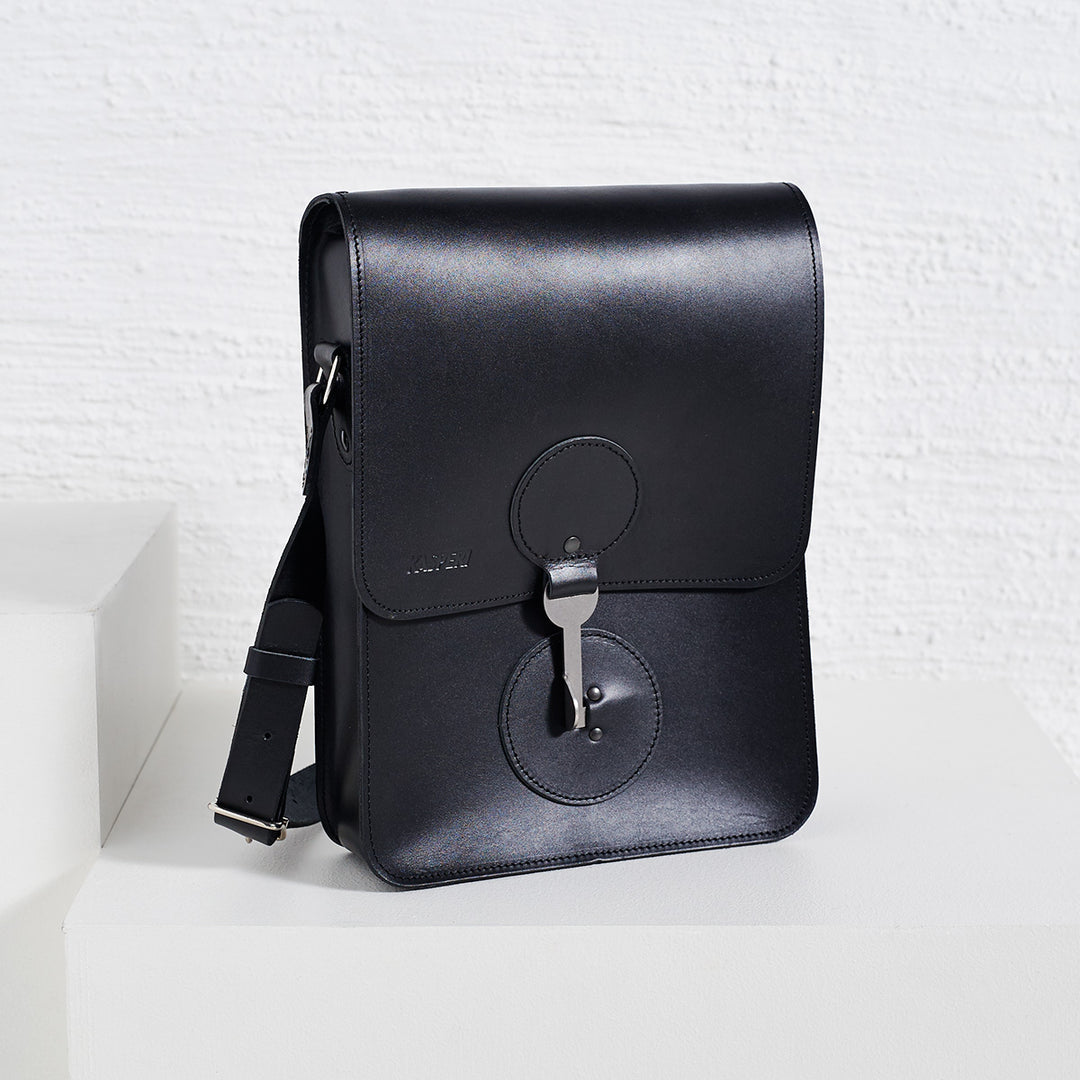 定価4万 ESSAY Leather Map Bag レザーショルダーバッグ｜ファッション